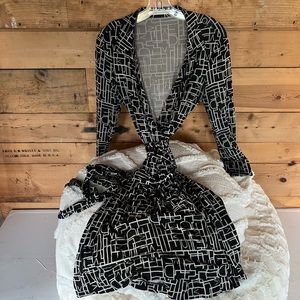 DVF Vintage DVF Jeanne black & White block Logo size 10